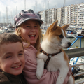 Lena in de armen van Laura, onze jongste dochter en jongste zoon ernaast Jelle. Met in de achtergrond de haven van Blankenberge.