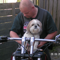 Harley wil altijd graag mee op de motor,als Harm op zijn Harley gaat rijden.