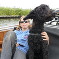 Hier genieten Koda en de kleine baas even veel van het heerlijke windje op de boot bij het sneekermeer.